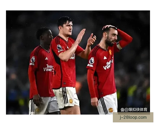 曼联宣布老特拉福德顶棚漏水修复工程因暴雨再度停工引发球迷担忧